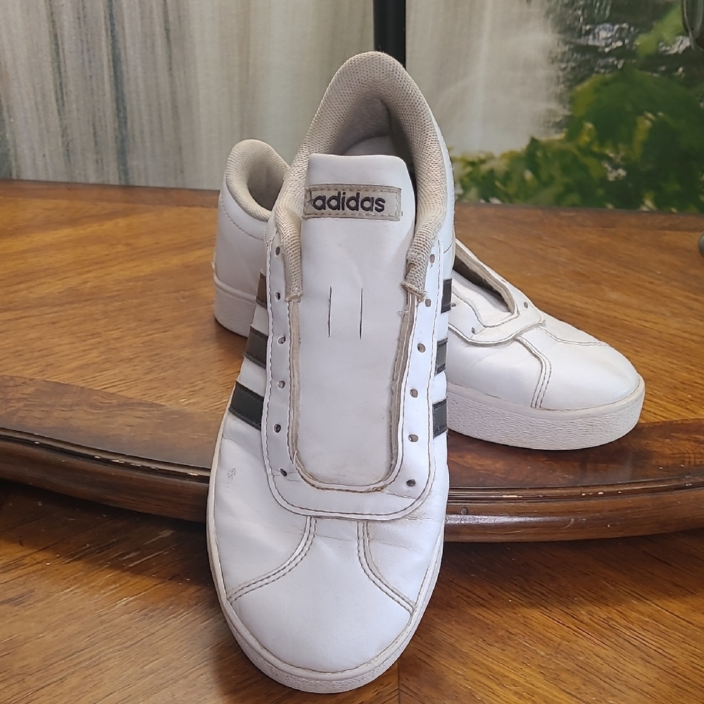 Adidas Mens 5 classic white black leather athletic sneakers